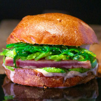 Бургер с филе от риба тон