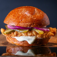 Бургер с хрупкаво пуешко филе