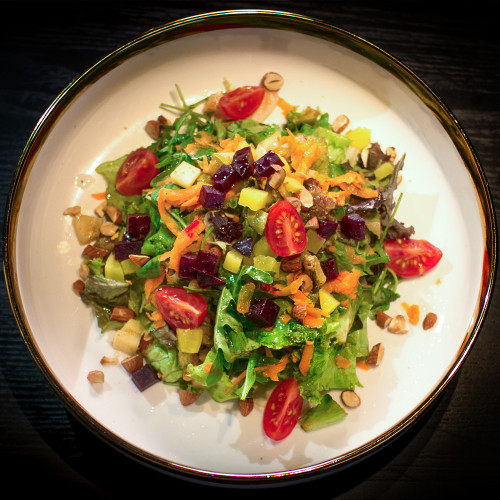 Сезонна салата с червено цвекло