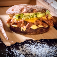 Бургер с месо от телешки опашки